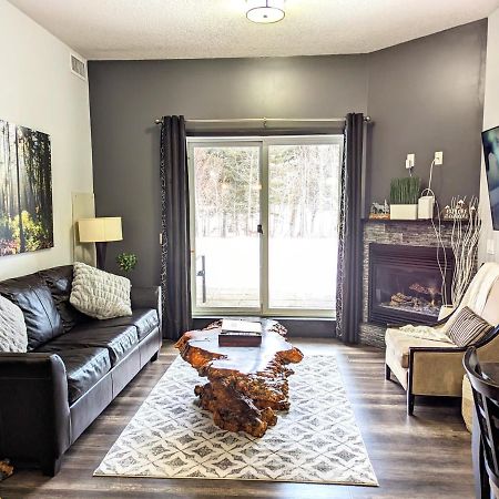Canmore Mountain Retreat. Hot Tub, Pool, King Bed! Exterior photo