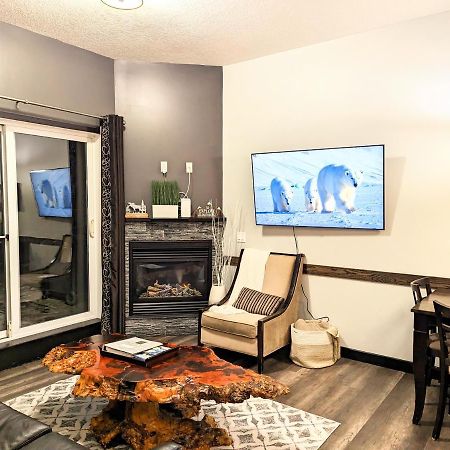 Canmore Mountain Retreat. Hot Tub, Pool, King Bed! Exterior photo