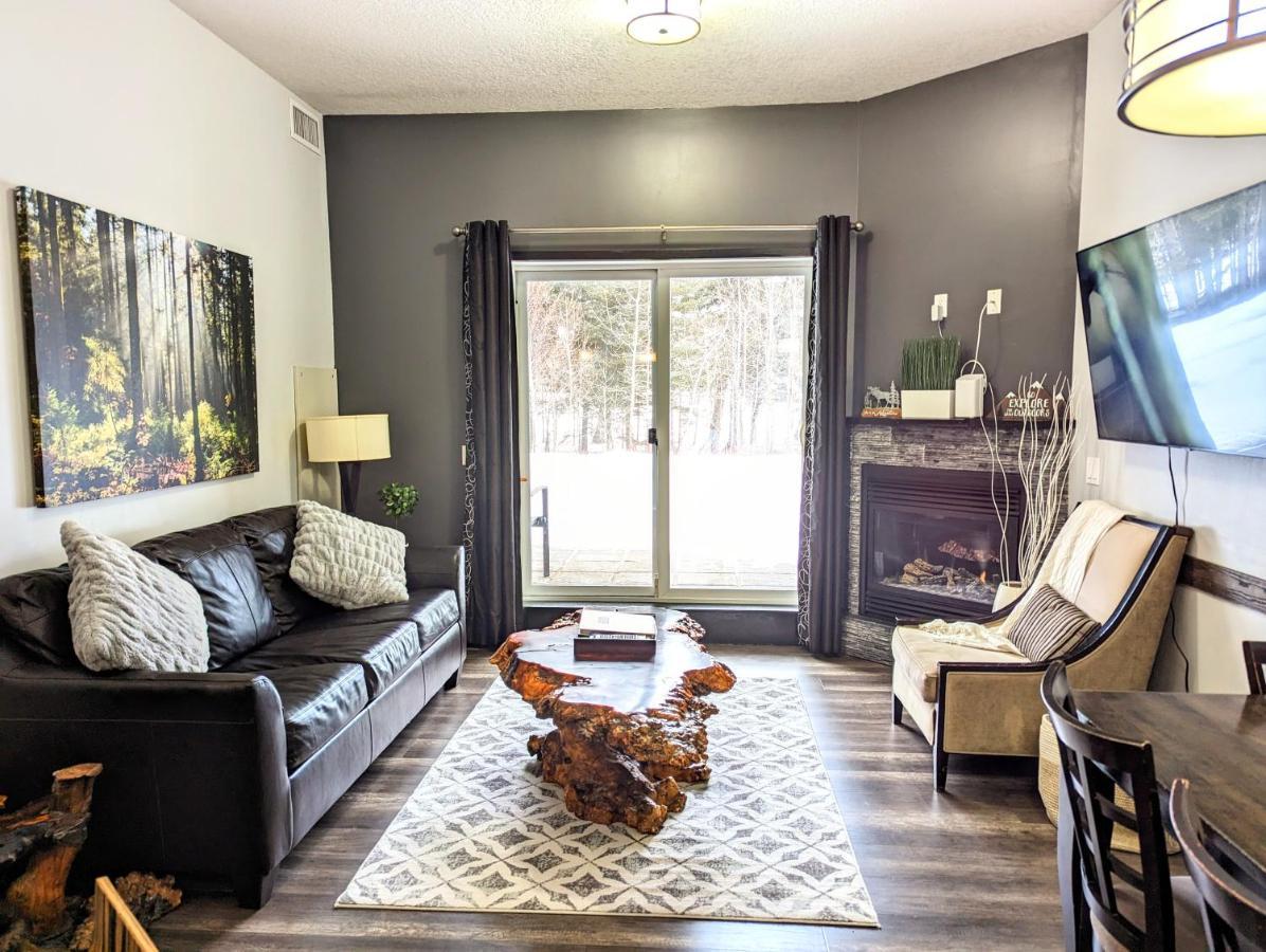 Canmore Mountain Retreat. Hot Tub, Pool, King Bed! Exterior photo